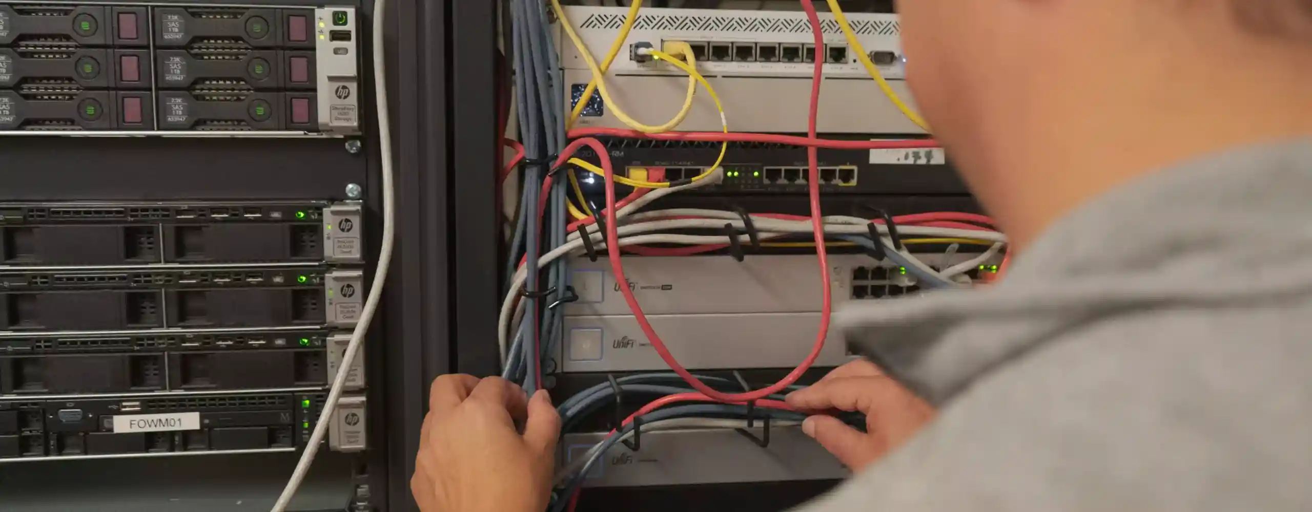Anställd kopplar upp en server.